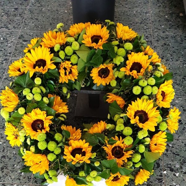 TK 47 rundgesteckter Kranz aus Sonnenblumen Bild 1